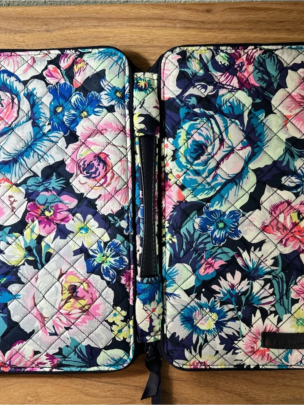 Vera Bradley women’s Navy Floral Quilted Iconic Tablet Tamer Organizer